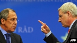 Russian Foreign Minister Sergei Lavrov and Swedish Foreign Minister Carl Bildt, representing the EU, at the Brussels talks