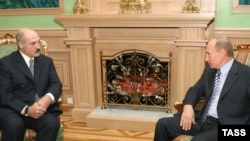 Lukashenka (left) with Russian Prime Minister Vladimir Putin in Minsk