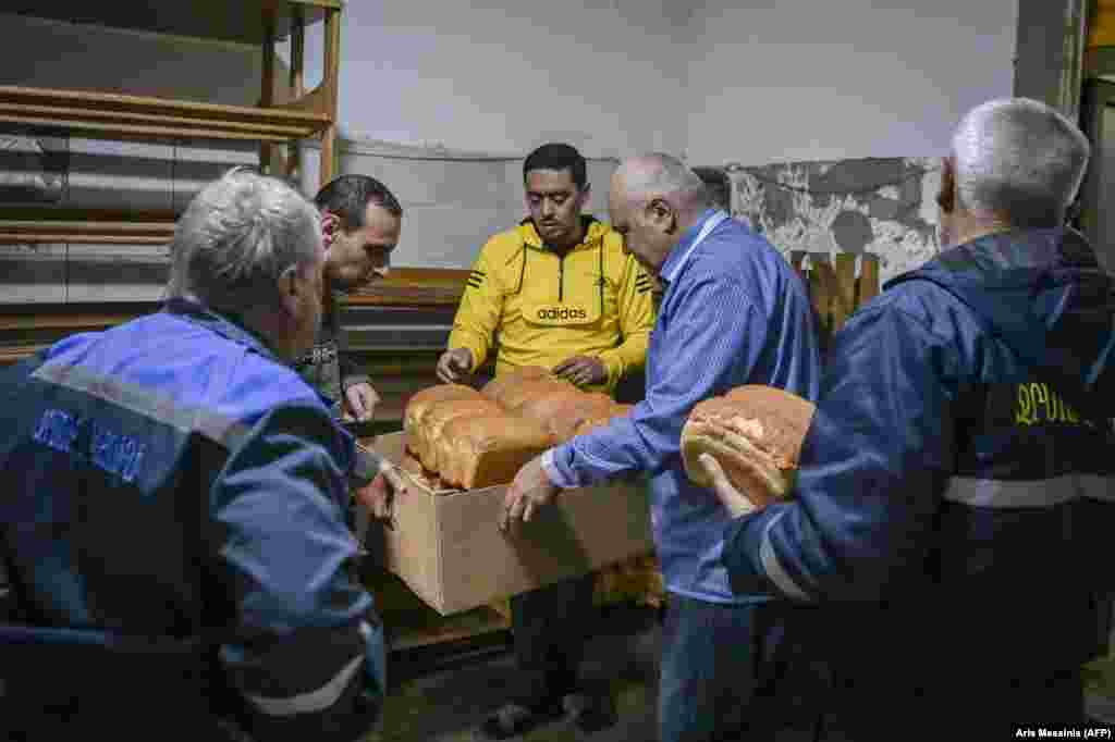 Stepanakert residents pick up bread from the bakery. &nbsp;