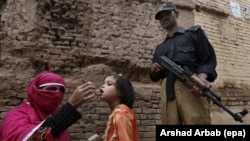 A polio worker administers polio vaccine to a child in Peshawar, the provincial capital of Pakistan's Khyber-Pakhtunkhwa province. (file photo)