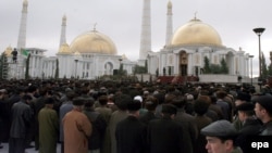 Established mosques in Turkmenistan are widely believed to be fuller today than at any time since the country's independence from the Soviet Union. (file photo)