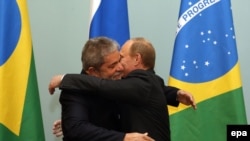 Brazilian President Luiz Ignacio Lula da Silva (left) and Russian Prime Minister Vladimir Putin in Moscow on May 14.