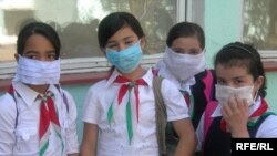 Tajik schoolchildren requested to wear face masks in order to prevent swine flu.