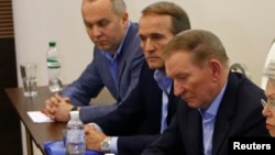 Viktor Medvedchuk (second left) was a behind-the-scenes force during the presidency of Leonid Kuchma (third left), for whom he served as chief of staff.