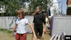 President Viktor Yushchenko (center) in the village of Poberezhya on July 27