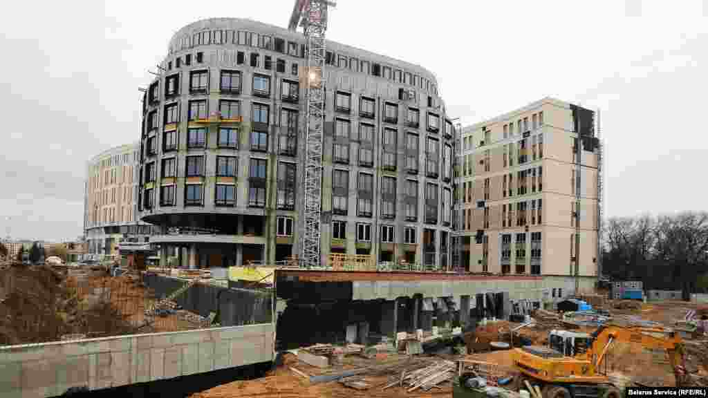 The Hotel Kempinski is still under construction.