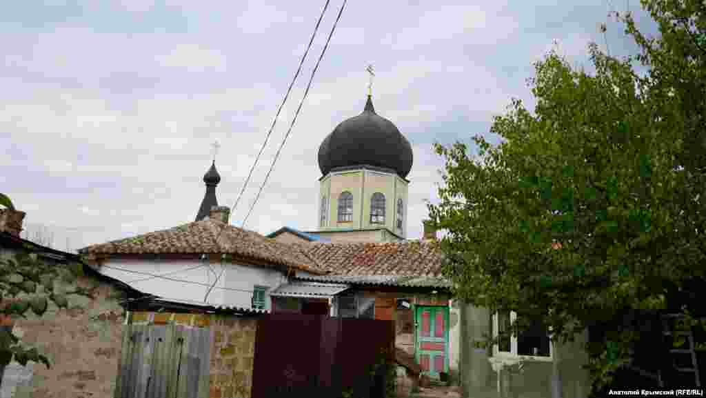 Храм Святого Николая окружен старой застройкой