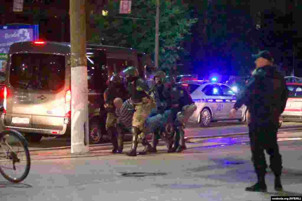 Police violently detain a man in the city of Vitsebsk.