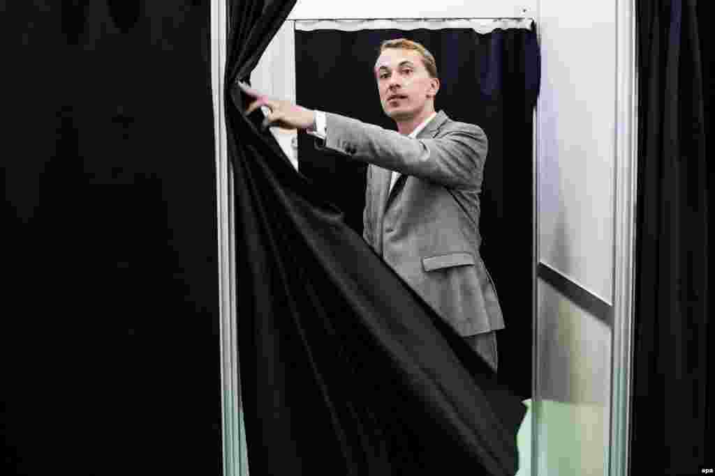 Candidate Morten Messerschmidt of the far-right Danish People&#39;s Party (DPP) casts his vote in Ordrup, Denmark. The party which won the largest share of its country&#39;s vote.&nbsp; 