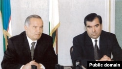 Tajik President Emomali Rahmon (right) with his Uzbek counterpart, Islam Karimov (file photo)