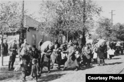 Jews are deported to Transdniester in 1941 or 1942. (Photo: U.S. Holocaust Memorial Museum, courtesy of U.S. National Archives and Records Administration)