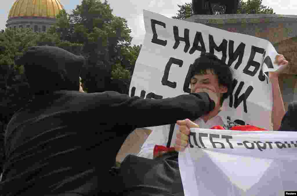 A man brutally attacks a gay-rights activist during an unsanctioned gay-pride parade in St. Petersburg on June 25, 2011.