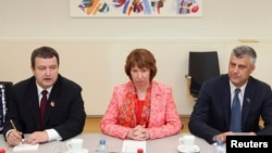 European Union foreign policy chief Catherine Ashton (center) with Serbia's Prime Minister Ivica Dacic (left) and his Kosovo counterpart Hashim Thaci