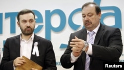 Gennady Gudkov (right) and Ilya Ponomaryov announce the formation of a new opposition party, the Social Democratic Union of Russia, in March.