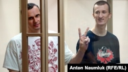 Ukrainian film director Oleh Sentsov (left) and his co-defendant Oleksandr Kolchenko attend a hearing at a court in the city of Rostov-on-Don in August.