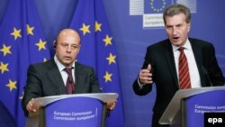 EU Energy Commissioner Guenther Oettinger (right) and Ukrainian Energy Minister Yuriy Prodan attend a press briefing after a meeting at EU headquarters in Brussels last month.