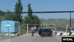 The Intimaq border post on the Kyrgyz side of the Uzbek-Kyrgyz frontier shortly after its closure on May 26