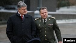 Ukrainian Defense Minister Stepan Poltorak (right) with President Petro Poroshenko last month. 