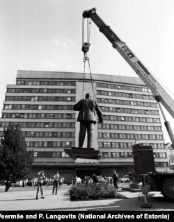 A statue of Lenin is removed from its plinth in Tallinn in 1991.