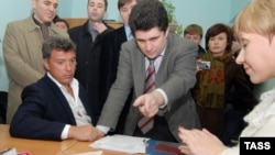 Boris Nemtsov (left) registers as a candidate for Sochi mayoral election.