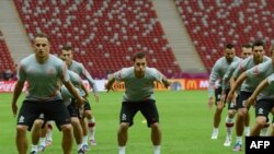 Polish midfielder Ludovic Obraniak training with teammates ahead of the side's June 8 match against Greece.