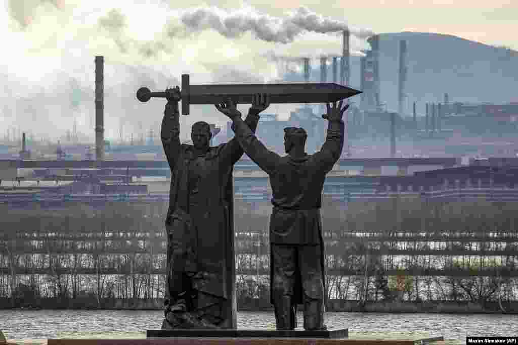 The Rear-Front Memorial in the Russian city of Magnitogorsk.&nbsp;The monument depicts a soldier and a steelworker holding a sword, with the worker facing the vast steel mills that supplied Soviet forces during World War II.