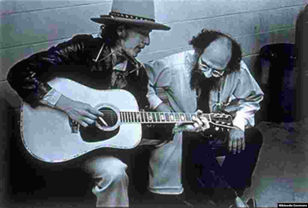 Bob Dylan with Allen Ginsberg on the Rolling Thunder Revue in 1975.