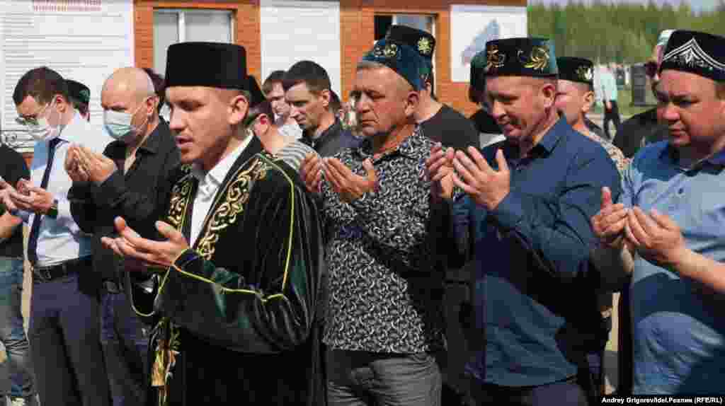 People pray at the students&#39; funeral.