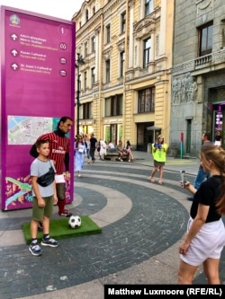 A hot evening brought large crowds into St. Petersburg's city center recently.