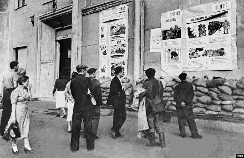 During World War II, TASS regularly posted news on walls for people to read.