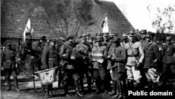 A Polish cavalry regiment's command during the Polish-Soviet war in 1920. Reemerging as a country after more than a century of occupation, Poland faced numerous challenges, including its unsettled borders on its eastern frontier with Russia.