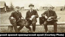 Wonago (center) poses with photographer friends on Lake Shira in 1908.