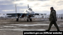 Ukrainian President Petro Poroshenko visits a military unit in Zhytomyr oblast on December 6.