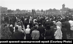 People gather for a prayer service for the Union of the Russian People in Krasnoyarsk in 1907.