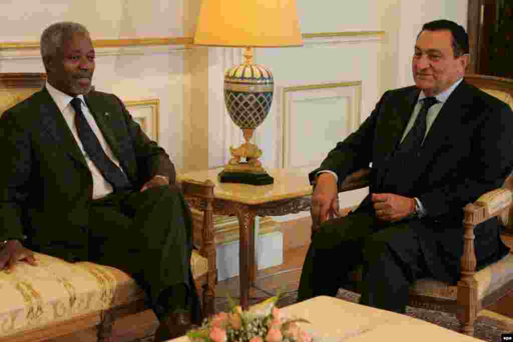 Mubarak meets with UN Secretary-General Kofi Annan in Alexandria in September 2006.