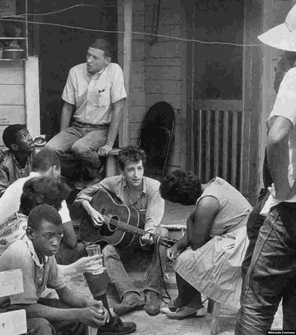 Dylan with the Student Nonviolent Coordinating Committee in Greenwood, Mississippi, in 1963.