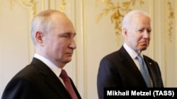 Vladimir Putin (left) and U.S. President Joe Biden at their summit in Geneva on June 16, 2021