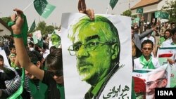 Presidential candidate Mir Hossein Musavi is welcomed in Tabriz, the main city in Iran's ethnic-Azeri northwest.