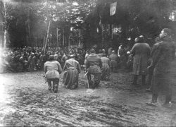 Polish fighters kneel to pray.