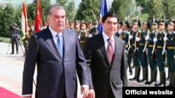 Tajik President Emomali Rahmon (left) and Turkmen President Gurbanguly Berdymukhammedov in Dushanbe in 2014