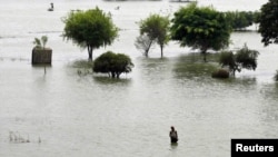 The UN says at least 40 more heavy-lift helicopters are needed to deliver emergency aid to regions cut off by Pakistan's floods.