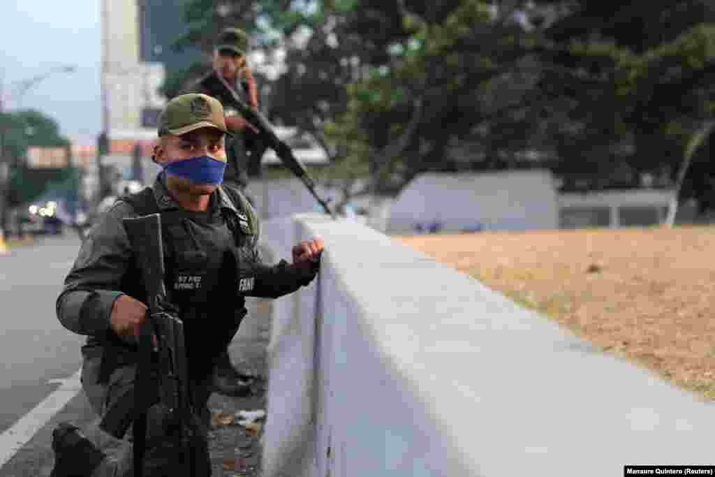 An armed man near the base.&nbsp;Venezuelan Information Minister Jorge Rodriguez said on Twitter that the government was confronting a small group of &ldquo;military traitors&rdquo; seeking to promote a coup.