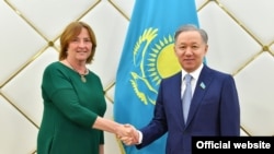 Iveta Grigule (left) and Nurlan Nigmatulin meet in Astana on May 10.