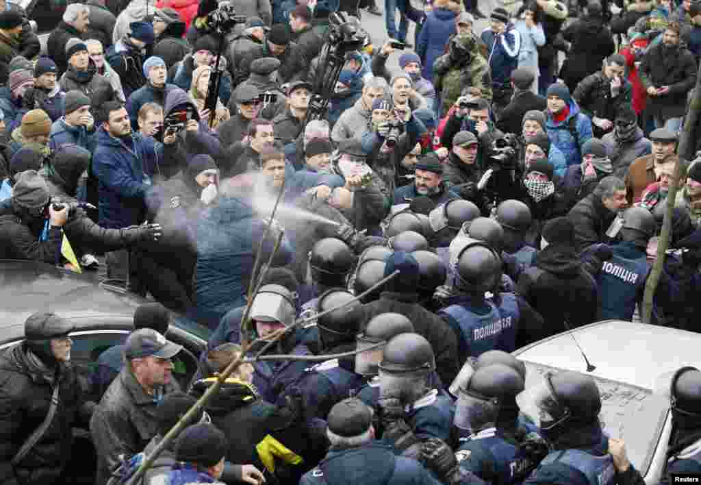 Tear gas or pepper spray being used against protesters during the standoff.&nbsp;