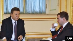 Russian President Dmitry Medvedev (right) drinks tea with Ukrainian President Viktor Yanukovych at the Kremlin.