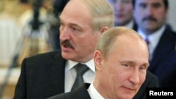 Russian President Vladimir Putin (foreground) and his Belarusian counterpart, Alyaksandr Lukashenka, at the CSTO summit in Moscow