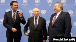 Macedonian Foreign Minister Nikola Dimitrov (left), UN envoy Matthew Nimetz, and Greek Foreign Minister Nikos Kotzias in Vienna on April 25