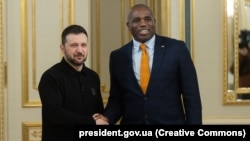 Ukrainian President Volodymyr Zelenskyy (left) and British Foreign Minister David Lammy (file photo)