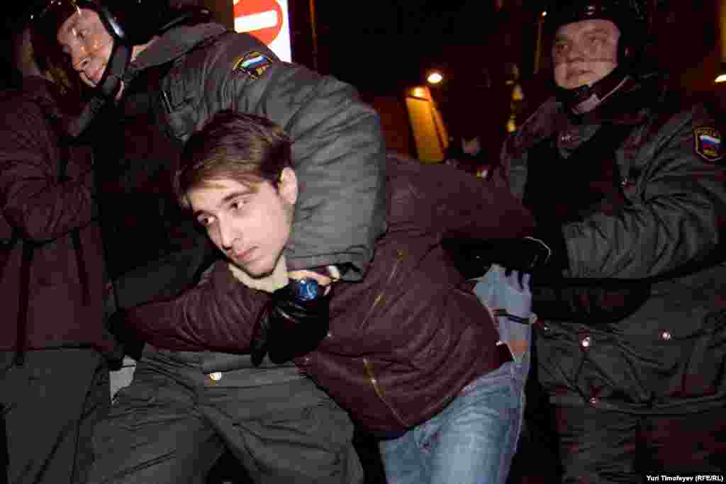 Law enforcement officers arrest antigovernment rally participants on Moscow&#39;s Triumph Square on December 6.