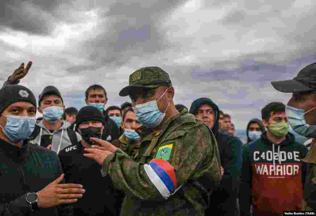 Azamat Abdrakhmanov (center), head of the Ishimbay district, arrives at Kushtau Hill for talks with the protesters on August 15.